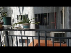 شبكة غير مرئية من النافذة مع شبكة سلامة واضحة