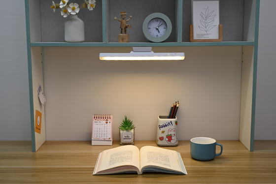 مصباح طاولة LED قابل للتضييق 5W التحكم باللمس في درجة حرارة اللون 3500-6500K