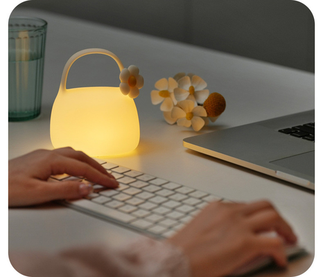 مصباح محمول حديث لطيف مصباح طاولة LED أبيض دافئ لغرفة النوم مادة السيليكون قابلة لإعادة الشحن USB