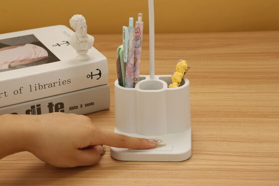 مصباح مكتب LED حديث مع شحن USB 3 حامل قلم مرن حامل هاتف بدون خطوة قابل للتخفيف لغرفة النوم