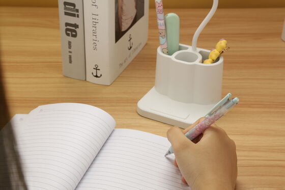 مصباح طاولة غرفة الدراسة مصمم لتعزيز أجواء غرفة النوم يقدم بناءً ودائمًا وإضاءة مع تغليف مضغوط