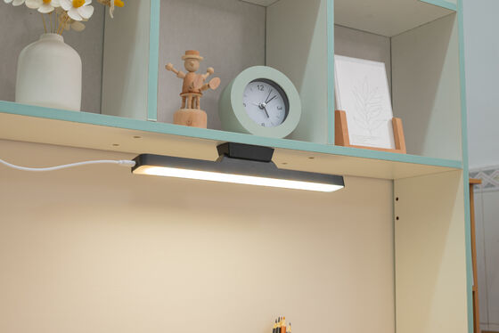 وقت استخدام يصل إلى 8 ساعات مصباح مغناطيسي قابل لإعادة الشحن 5 فولت 1 أمبير جهد مقنن مناسب للإضاءة الصناعية والتجارية