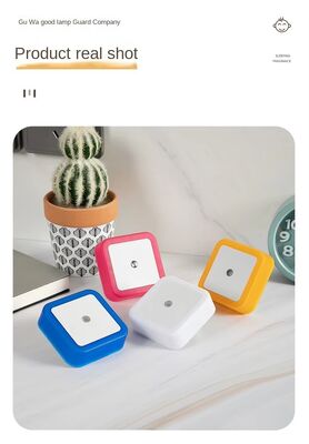 مصباح ليلي لطيف مع مستشعر حركة يوفر إضاءة ناعمة