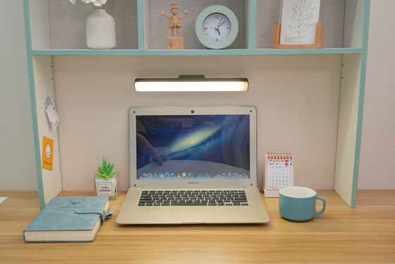 وقت استخدام يصل إلى 8 ساعات مصباح مغناطيسي قابل لإعادة الشحن 5 فولت 1 أمبير جهد مقنن مناسب للإضاءة الصناعية والتجارية